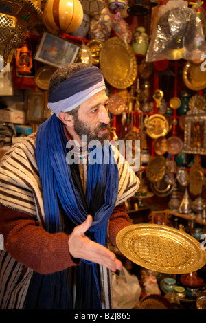 ein Händler seine waren aus Metall anzeigen arbeiten in die blaue ummauerten Stadt Chefchaouen, Marokko Stockfoto