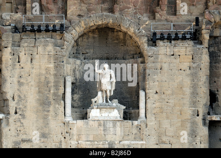 Statue des römischen Kaisers im römischen Theater von Orange, Frankreich Stockfoto