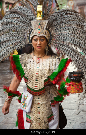 Eine Mexikanerin im AZTEKISCHEN INDIANERINNEN Kostüm beteiligt sich an dem FESTIVAL DE SAN MIGUEL ARCHANGEL PARADE SAN MIGUEL DE ALLENDE Mexiko Stockfoto