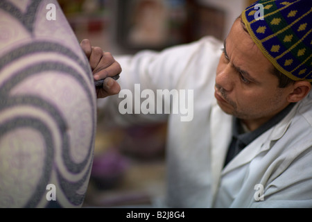 ein Keramik-Arbeiter Malerei Vasen, Fes, Marokko Stockfoto