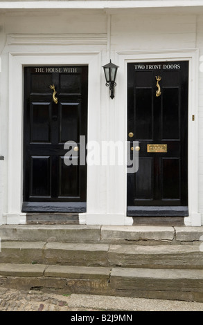 Das Haus mit den beiden vorderen Türen - eine eigenartige Eigenschaft in der historischen Meerjungfrau-Straße in Roggen in East Sussex Stockfoto