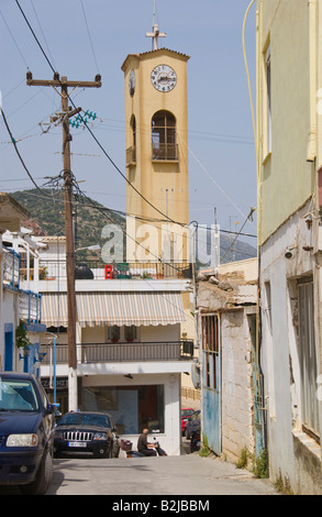 Schmale Straße in Richtung Kirche Uhrenturm in der Altstadt von Malia auf der griechischen Mittelmeer Insel von Kreta GR EU anzeigen Stockfoto