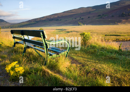 Aussichtspunkt Bank außerhalb Braemar, mit Blick auf den Fluss Dee und Mar Lodge Estate, Cairngorms National Park, Schottland, Vereinigtes Königreich Stockfoto