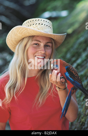 Papagei hocken auf junge australische Frauenhand Stockfoto
