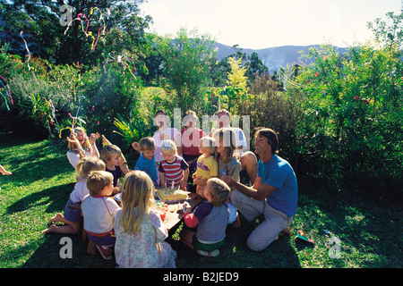 Familie feiern Geburtstag Gartenparty auf dem Rasen. Stockfoto
