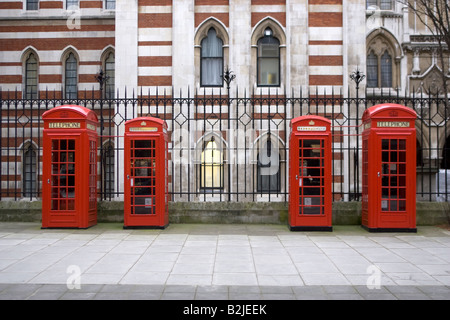 Vier rote Telefonzellen in Folge Stockfoto