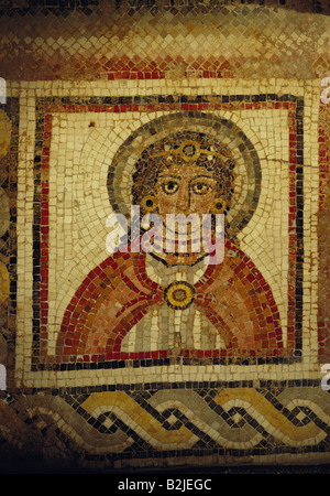 Bildende Kunst, Mittelalter, Jordanien, Mosaik, Porträt einer Frau mit Diadem, Kapelle des Priesters Johannes, Khirbet Al-Mukhayyat, 562, Mount Nebo-Kh Al-Mukhayyat Museum, Artist's Urheberrecht nicht gelöscht werden Stockfoto