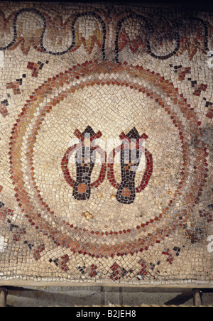 Bildende Kunst, Mittelalter, Jordanien, Mosaik, Stück ein Ornament mit Sandaletten, Palazzo Bruciato, 2. Hälfte des 6. Jahrhunderts, Mount Nebo-Kh al-Mukhayyat Museum, Artist's Urheberrecht nicht gelöscht werden Stockfoto