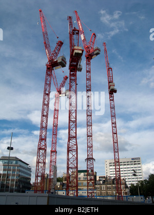 Turmdrehkrane auf einer Baustelle im Zentrum von London Stockfoto