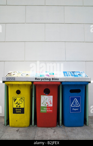 Drei farbcodierte Kunststoff Recycling Bins für Getränkedosen aus Aluminium, Glas und Kunststoff und Papier. Stockfoto