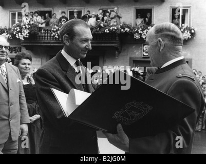 Waldheim, Kurt, 21.12.1918 - 14.6.2007, österreichischer Diplomat und Politiker, Generalsekretär der Vereinten Nationen 1.11972 - 31.2.1981, der mit Bürgermeister Josef Emberger, 20.8.1972, die Ehrenbürgerschaft von Waldrain in Pongau erhält, Stockfoto