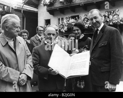 Waldheim, Kurt, 21.12.1918 - 14.6.2007, österreichischer Diplomat und Politiker, Generalsekretär der Vereinten Nationen 1.11972 - 31.2.1981, der die Ehrenbürgerschaft von Waldrain in Pongau mit Frau Elisabeth, Bürgermeister Josef Emberger ans Schriftsteller Karl Heinrich Waggerl, 20.8.1972, erhält, Stockfoto