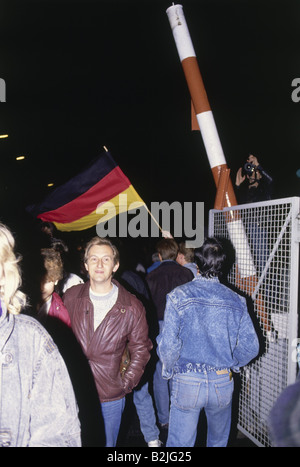 Geografie/Reisen, Deutschland, Wiedervereinigung, Fall der Berliner Mauer, 9.11.1989, Checkpoint Bornholm-Brücke, Ostdeutschland, DDR, Eröffnung, 20. Jahrhundert, historisch, November 89, November 89, Barriere, deutsche Grenze, Grenzübergang, Ostdeutschland, Westdeutschland, Menschen, Flagge, 1980er Jahre, Stockfoto