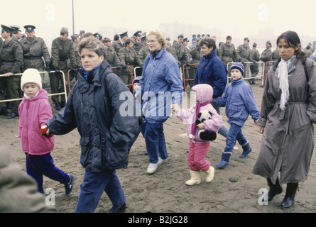 Geografie/Reisen, Deutschland, Wiedervereinigung, Fall der Berliner Mauer, 9.11.1989, Kontrollpunkt Bernauer Straße, 10.11.1989, Ostdeutschland, DDR, Eröffnung, Menschenmenge, 20. Jahrhundert, historisch, historisch, November 89, November 89, Grenzübergang, Soldaten, 1980er Jahre, Menschen, Stockfoto
