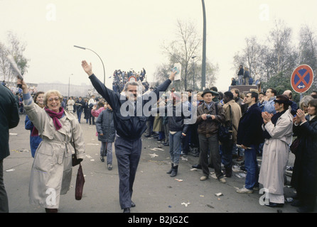 Geografie/Reisen, Deutschland, Wiedervereinigung, Fall der Berliner Mauer, 9.11.1989, Kontrollpunkt Bernauer Straße, 10.11.1989, Ostdeutschland, DDR, Eröffnung, Menschenmenge, 20. Jahrhundert, historisch, historisch, November 89, November 89, Menschen, Glück, Freiheit, 1980er Jahre, Stockfoto