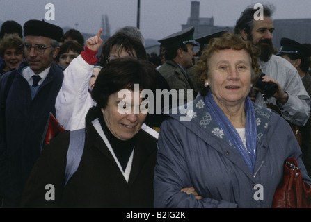 Geografie/Reisen, Deutschland, Wiedervereinigung, Fall der Berliner Mauer, 9.11.1989, Kontrollpunkt Bernauer Straße, 10.11.1989, Ostdeutschland, DDR, Eröffnung, Menschenmenge, 20. Jahrhundert, historisch, historisch, November 89, November 89, Menschen, 1980er Jahre, Stockfoto