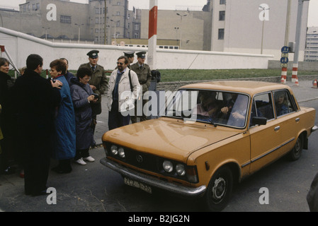 Geografie/Reisen, Deutschland, Wiedervereinigung, Fall der Berliner Mauer, 9.11.1989, Kontrollpunkt Bernauer Straße, 10.11.1989, Ostdeutschland, DDR, Eröffnung, Menschenmenge, 20. Jahrhundert, historisch, historisch, November 89, November 89, Auto, Lada, Barriere, deutsche Grenze, Menschen, 1980er Jahre, Stockfoto