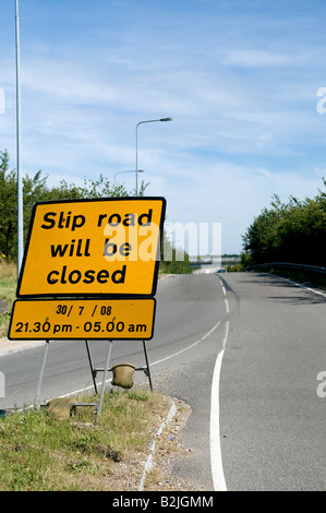 Gelbe Autobahn Wartung Warnung des geschlossenen Zufahrtstraße an sonnigen Tag zu unterzeichnen Stockfoto