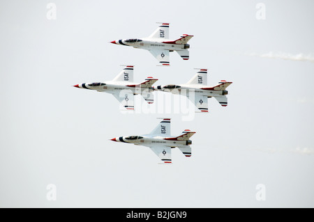 Die uns Air Force Thunderbirds Air Demonstration Squadron Thunderbirds USAF F-16 Jets setzen auf einer Ausstellung in Rochester, NY. USA. Stockfoto
