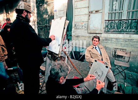 Mann mit seinem Porträt gezeichnet in montmartre Stockfoto