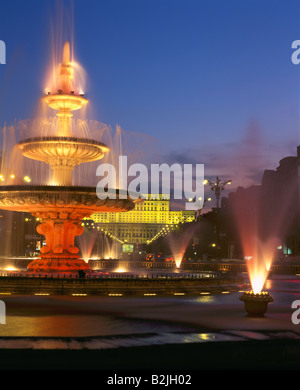 Palast des Parlaments durch Brunnen am Piata Uniri gesehen, in der Nacht, Bukarest, Rumänien Stockfoto