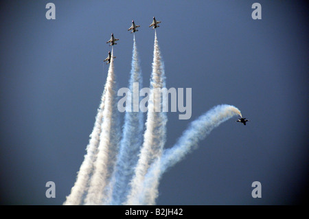 Die uns Air Force Thunderbirds Air Demonstration Squadron Thunderbirds USAF F-16 Jets setzen auf einer Ausstellung in Rochester, NY. USA. Stockfoto