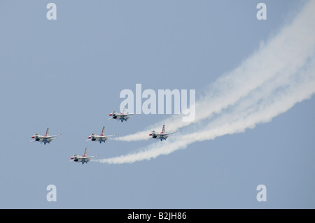 Die uns Air Force Thunderbirds Air Demonstration Squadron Thunderbirds USAF F-16 Jets setzen auf einer Ausstellung in Rochester, NY. USA. Stockfoto
