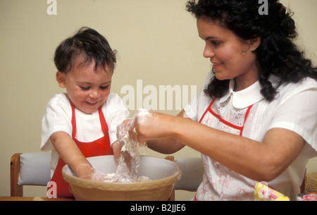 kleiner Junge mit seiner Mutter Backen Stockfoto