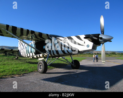 Ein Schweizer Airplace Pilatus PC-6 mit einem Zebra malt Streifen Stockfoto