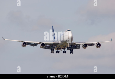 Thai Airways Boeing 747-4 D7 Landung in London Heathrow. Stockfoto