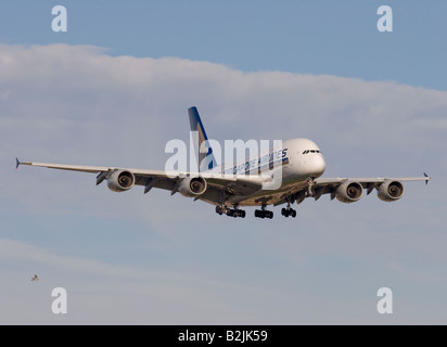 Singapore Airlines Airbus A380-841 Landung am Flughafen London Heathrow Stockfoto