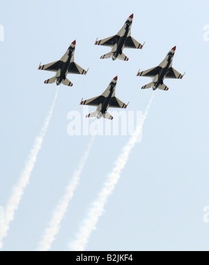 Die uns Air Force Thunderbirds Air Demonstration Squadron Thunderbirds USAF F-16 Jets setzen auf einer Ausstellung in Rochester, NY. USA. Stockfoto