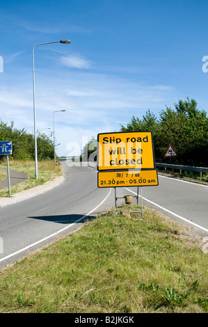Gelbe Autobahn Wartung Warnung des geschlossenen Zufahrtstraße an sonnigen Tag zu unterzeichnen Stockfoto