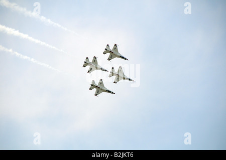 Die uns Air Force Thunderbirds Air Demonstration Squadron Thunderbirds USAF F-16 Jets setzen auf einer Ausstellung in Rochester, NY. USA. Stockfoto