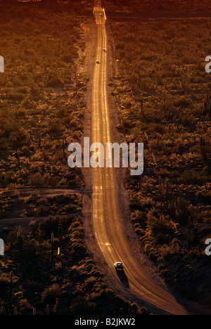 Aerial view of remote country road in the desert of Arizona at sunset Stockfoto