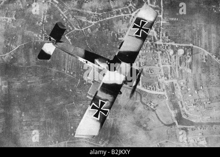 Ereignisse, Erster Weltkrieg/erster Weltkrieg, Luftkrieg, deutscher Jagdflieger Fokker D.VII in der Luft über Frankreich, 1918, Stockfoto