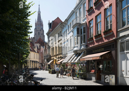 Blick nach unten Simon Stevinplein Richtung Onze-Lieve-Vrouwekerk Kirche im Zentrum der Altstadt, Brügge, Belgien Stockfoto