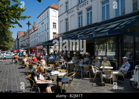 Cafés in T'Zand in der Altstadt, Brügge, Belgien Stockfoto