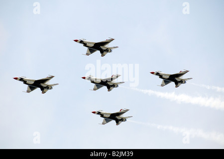 Die uns Air Force Thunderbirds Air Demonstration Squadron Thunderbirds USAF F-16 Jets setzen auf einer Ausstellung in Rochester, NY. USA. Stockfoto