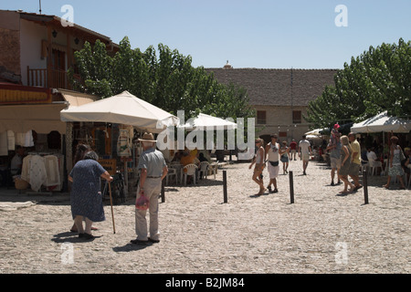 Einheimische und Touristen im Dorf Omodos im Troödos-Gebirge auf Zypern Stockfoto