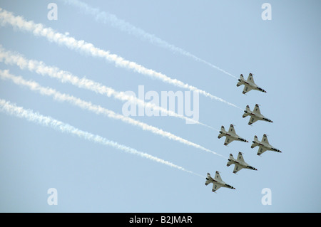 Die uns Air Force Thunderbirds Air Demonstration Squadron Thunderbirds USAF F-16 Jets setzen auf einer Ausstellung in Rochester, NY. USA. Stockfoto