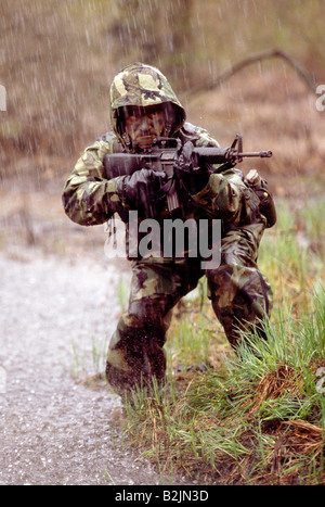 US-Soldat auf Manöver im Feld Stockfoto