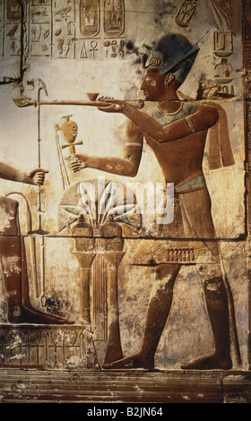 SETI I, ca. 1323 - 1279 v. Chr., König von Ägypten 1290 v. Chr. - 1279 v. Chr. (19. Dynastie), wobei er dem Gott Osiris die Inzenz opferte, Erleichterung, Kapelle V, Tempel von Abydos, Stockfoto