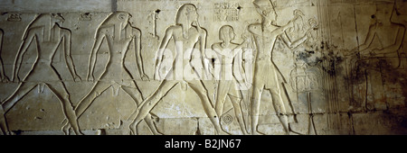 SETI I, ca. 1323 - 1279 v. Chr., König von Ägypten 1290 v. Chr. - 1279 v. Chr. (19. Dynastie), mit Sohn Ramesses II., wobei er Enten dem Gott Osiris opferte, Erleichterung, Tempel von Abydos, Stockfoto