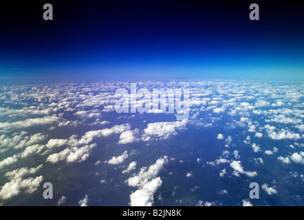 Interessante Luž Wolkenformationen in großer Höhe durch das Fenster von einem Verkehrsflugzeugen angesehen Stockfoto