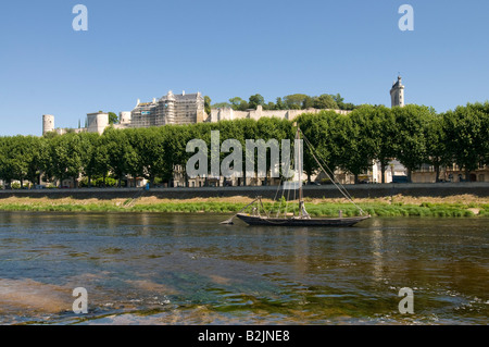 Blick über den Fluss Vienne der königlichen Festung von Chinon, Frankreich. Stockfoto