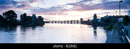 Sonnenuntergang über Hammersmith Bridge Hammersmith London England UK Stockfoto