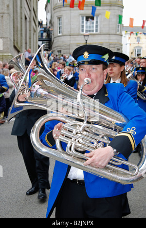 ein Musiker spielt Posaune in einem Spielmannszug bei Helston, Cornwall, uk am Flora-Tag Stockfoto