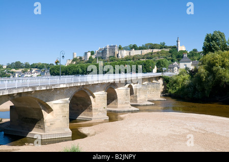 Brücke über den Fluss Vienne und Blick auf die königliche Festung von Chinon, Frankreich. Stockfoto