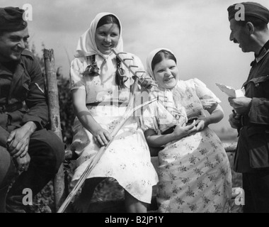 Veranstaltungen, Zweiter Weltkrieg/zweiter Weltkrieg, Russland 1941, deutsche Soldaten mit einheimischen Frauen, Sommer 1941, Stockfoto